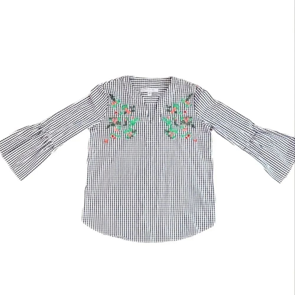 EC MARC NY ANDREW MARC BLUE & WHITE CHECKERED BLOUSE W/ FLORAL EMBROIDERY SZ.S